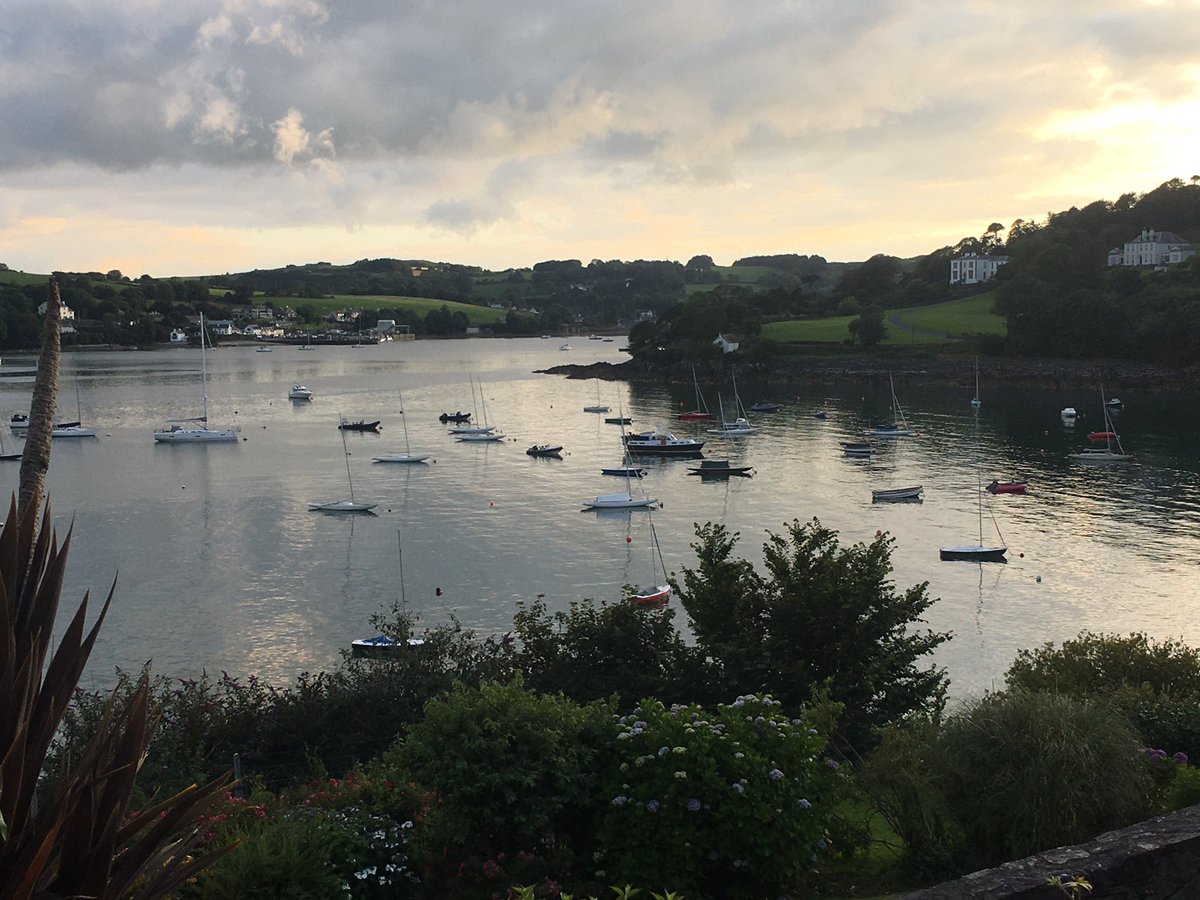 cbbarlow's tweet image. Dinner and drinks in Glandore with a fantastic view. #staycation #MakeABreakForIt #WestCork