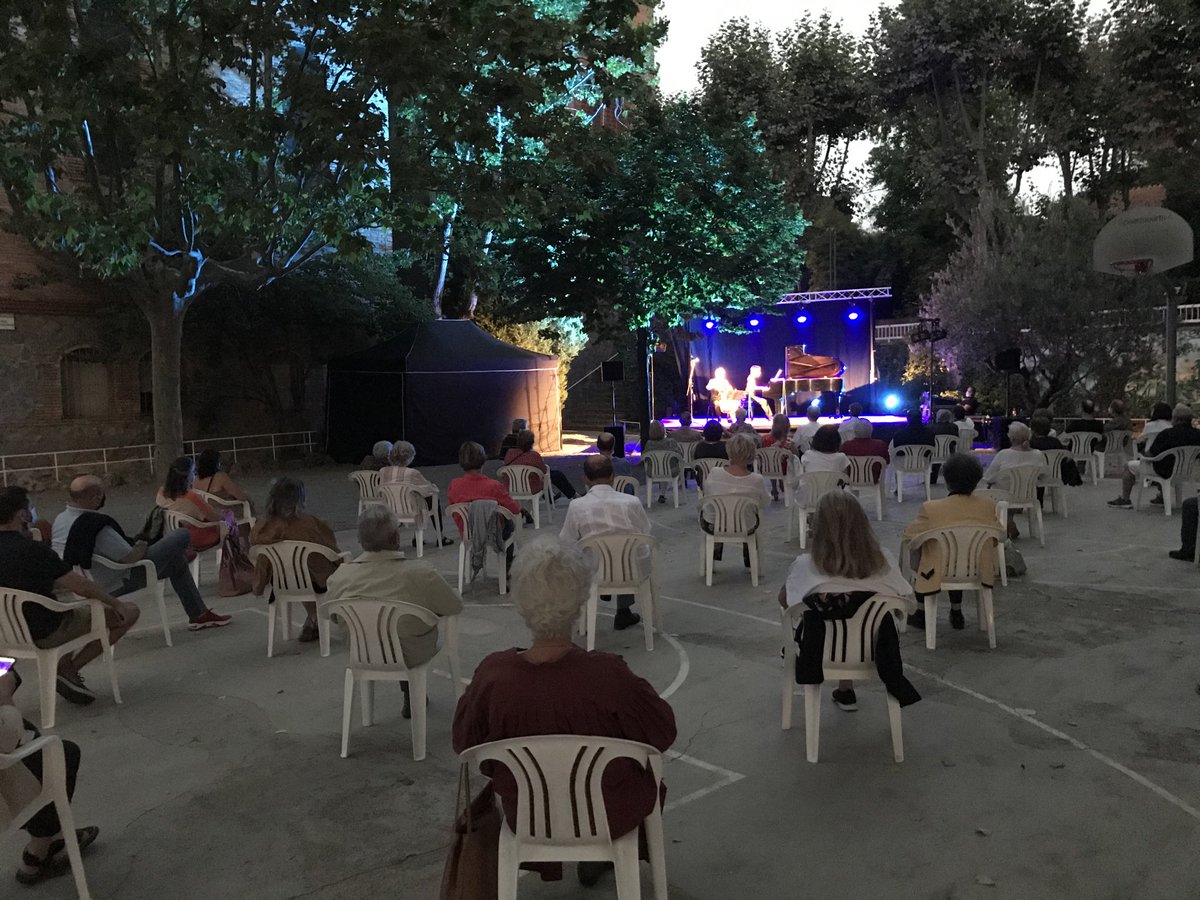 SherradaSusana's tweet photo. Gaudint del concert d’estiu a la pl. Maria Sabaté de #valldoreix #musicaclásica #nitsd’estiu @elenadego⁩ ⁦@EMDCultura⁩ ⁦@EMDValldoreix⁩ https://t.co/wwj5U1toXa