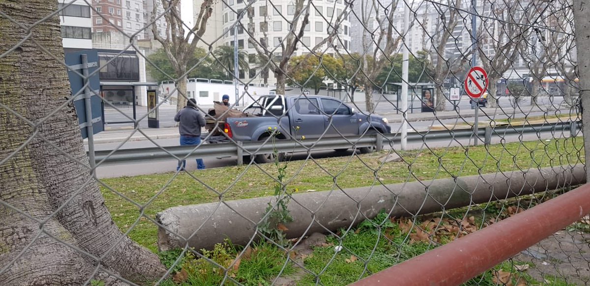 RegaCarlos's tweet photo. Acaban de robar la escultura de Regazzoni en libertador 450. Se robaron Antoine de Saints Exupery. https://t.co/2tfFbSVfx0