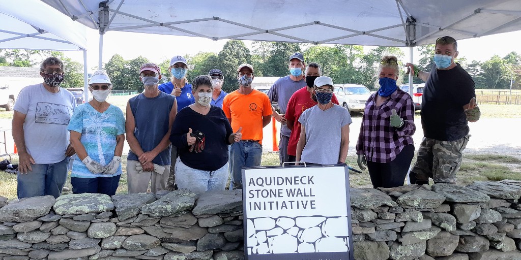 PreserveRI's tweet photo. #StoneWalls #Volunteer training at #GlenFarm #PortsmouthRI
#AquidneckStoneWallInitiative, a partnership between #PreserveRI & @newportmansions, teaches traditional stone wall repair & is funded by the @vbcfoundation. #AquidneckIsland stone walls line the historical landscape. https://t.co/h9oF3Le3ax