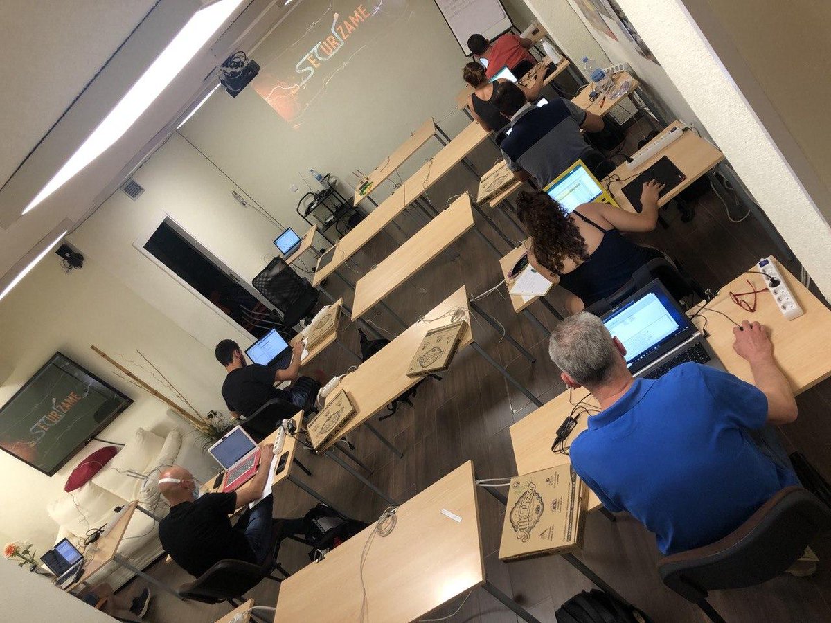 ¡Fin del día 2 del entrenamiento de #DFIR y Análisis Forense con <a href="/lawwait/">Lorenzo Martínez</a>! Muy contentos con nuestros alumnos y orgullosos de verlos manos a la obra ¡Mañana más! El único momento para retirarnos la mascarilla ha sido para disfrutar de las pizzas de <a href="/AlloPizzaes/">Allô Pizza</a> #CiberSeguridad