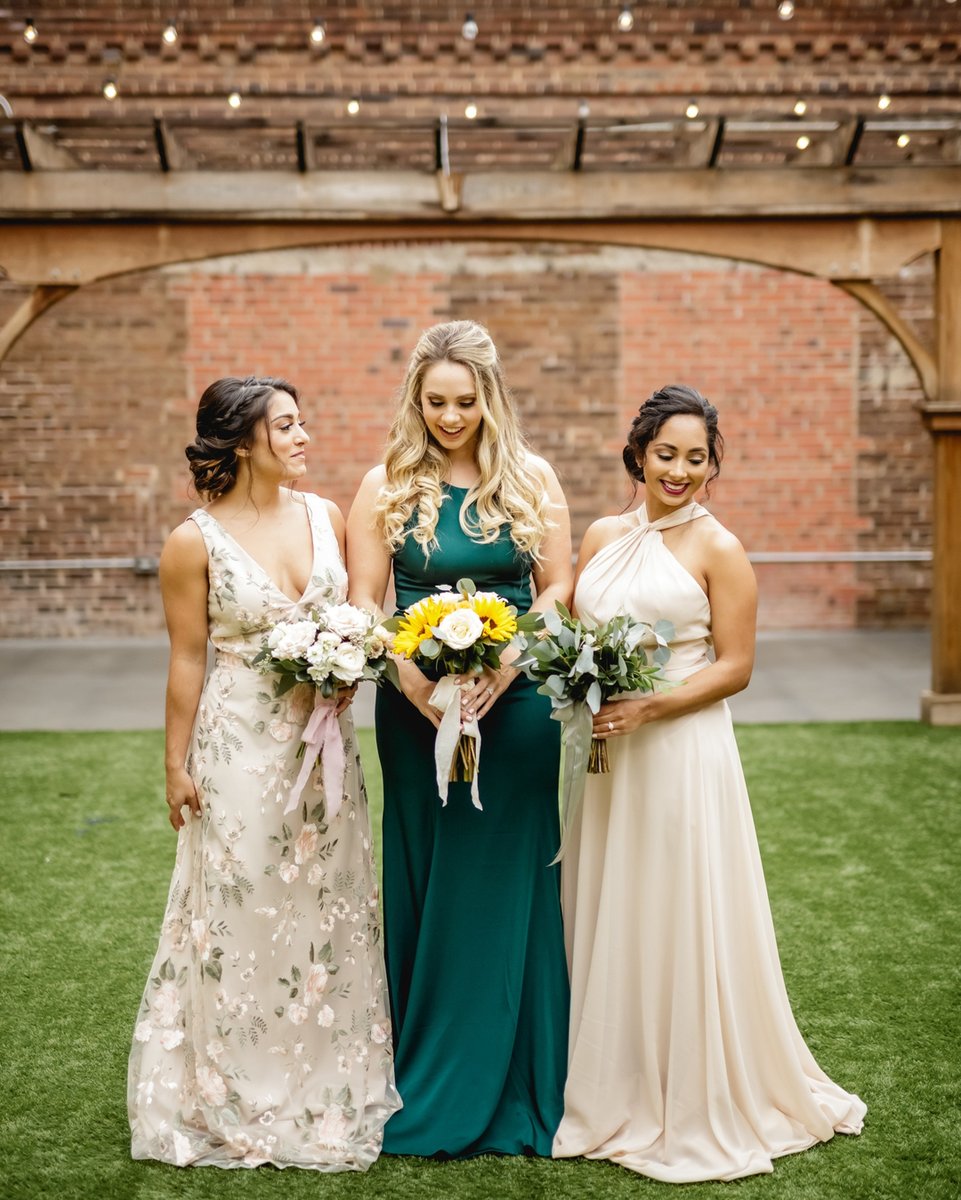 WHbLiz's tweet photo. It's the beginning of sunflower season! We think this big beautiful flower brings a wave of sunshine to weddings.  What are your favorite flowers for bouquets?
The amazing vendors involved in this shoot:
Venue: @clothmill
Photographer: @richardbarlowphoto
Florist: @trebellainc
Li https://t.co/cIYsX6UycC