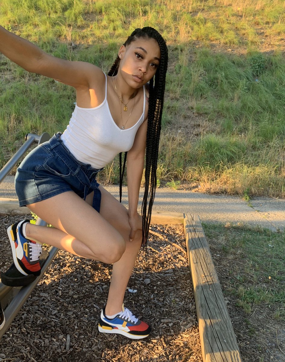 Deyclusive's tweet photo. hey yalll 💕 my name is Deja Goodwin I am the CEO of DEYCLU$IVE ‼️ I started my business 2yrs ago but never stayed consistent. I’m not going anywhere this time🤞🏼THANK YOU SO MUCH FOR THE SUPPORT  💚‼️ 
————————
FOLLOW US ON INSTAGRAM 
————————
-necklace @beatbydey on instagram https://t.co/O8il0iwMQ1