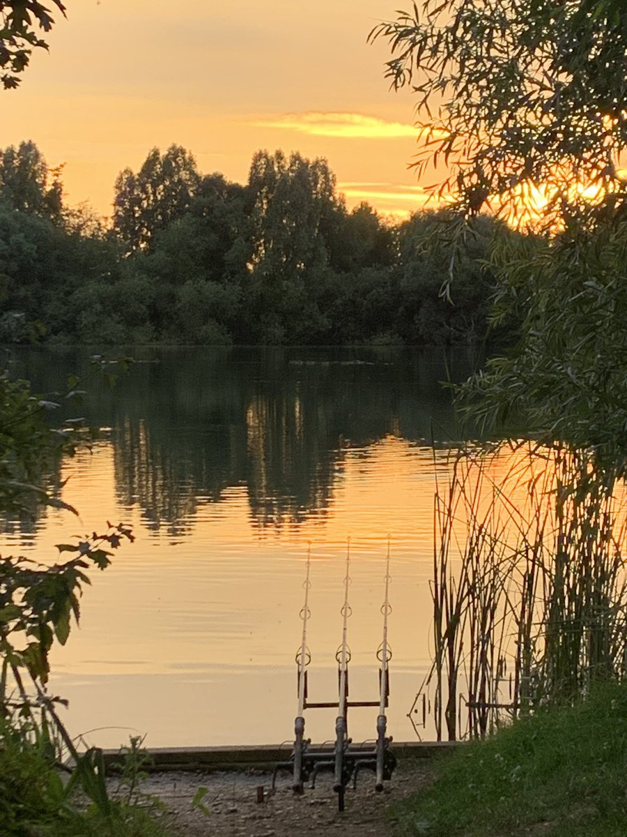 ryan_1704's tweet photo. Sometimes just being outside is enough! ✌🏼✌🏼 #CarpeDiem #carpfishing #deeppit https://t.co/dyUom6YGXE