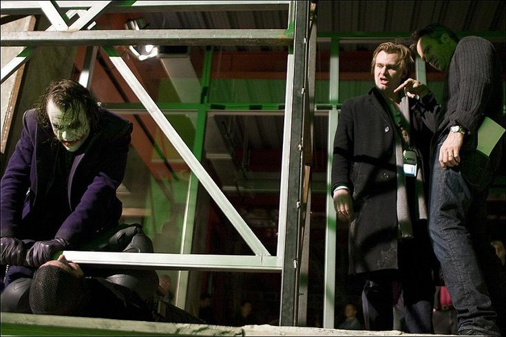 Kodithe mula kurchuntadu kani whole city vadi control lo untadi.Chese daniki karanam undadhu,kani vadiki prapancham tagalabadipothe chudtam ishtam.Deeniki exact opposite batsy.To think of it is one thing but to execute it is something else entirely.That's where nolan succeeded.