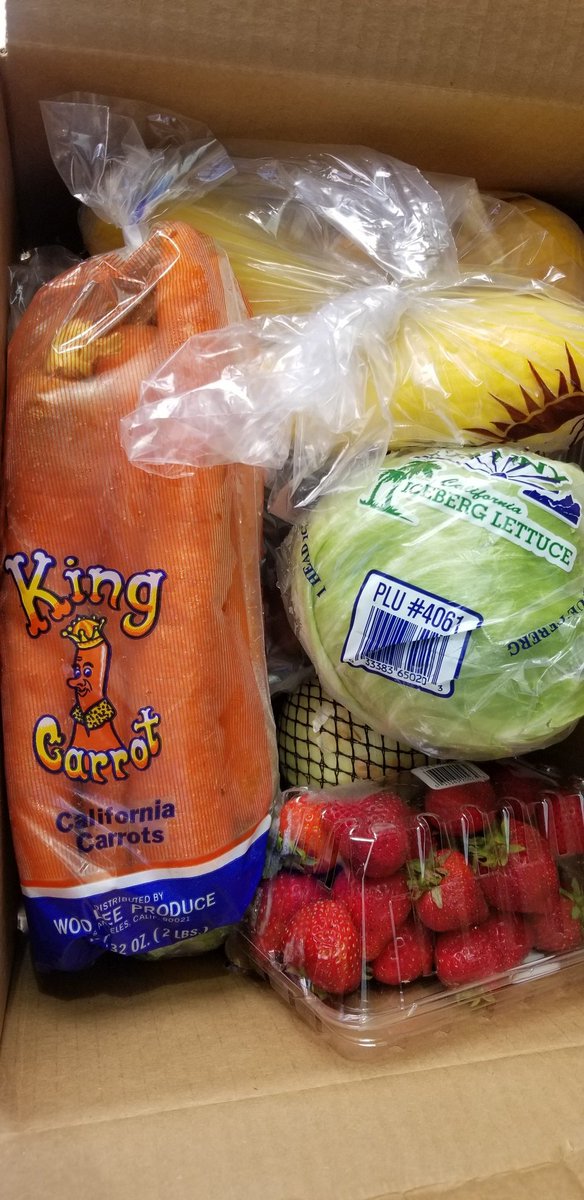 feeding_motion's tweet photo. We have opportunities to feed those who are in need during these challenging times. We picked up boxes of fresh produce yesterday able to feed 100+ families &amp; started giving them out last night. Familes were so thankful though I think we truly received the blessing.
#foodsecurity https://t.co/vJu1oHHIrH
