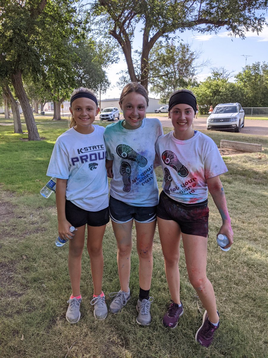 StephanieWick7's tweet photo. Dighton JH and HS cheerleaders at the color run @USD482Dighton https://t.co/gRroAAqwpG
