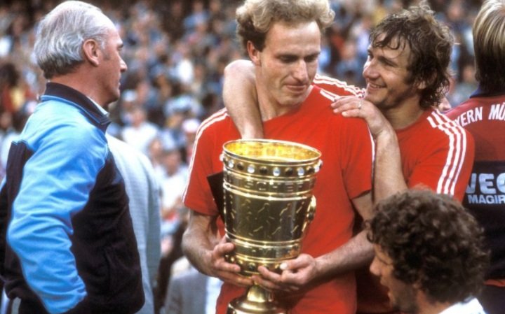 Rummenigge under Lattek was incredible. He became the league's top scorer for the 3rd time in his career (26 goals in 29 games). He also scored a hattrick in a 6-6 draw vs Schalke in the Pokal semis and a brace in the replay as Bayern won 3-2 and made the final.