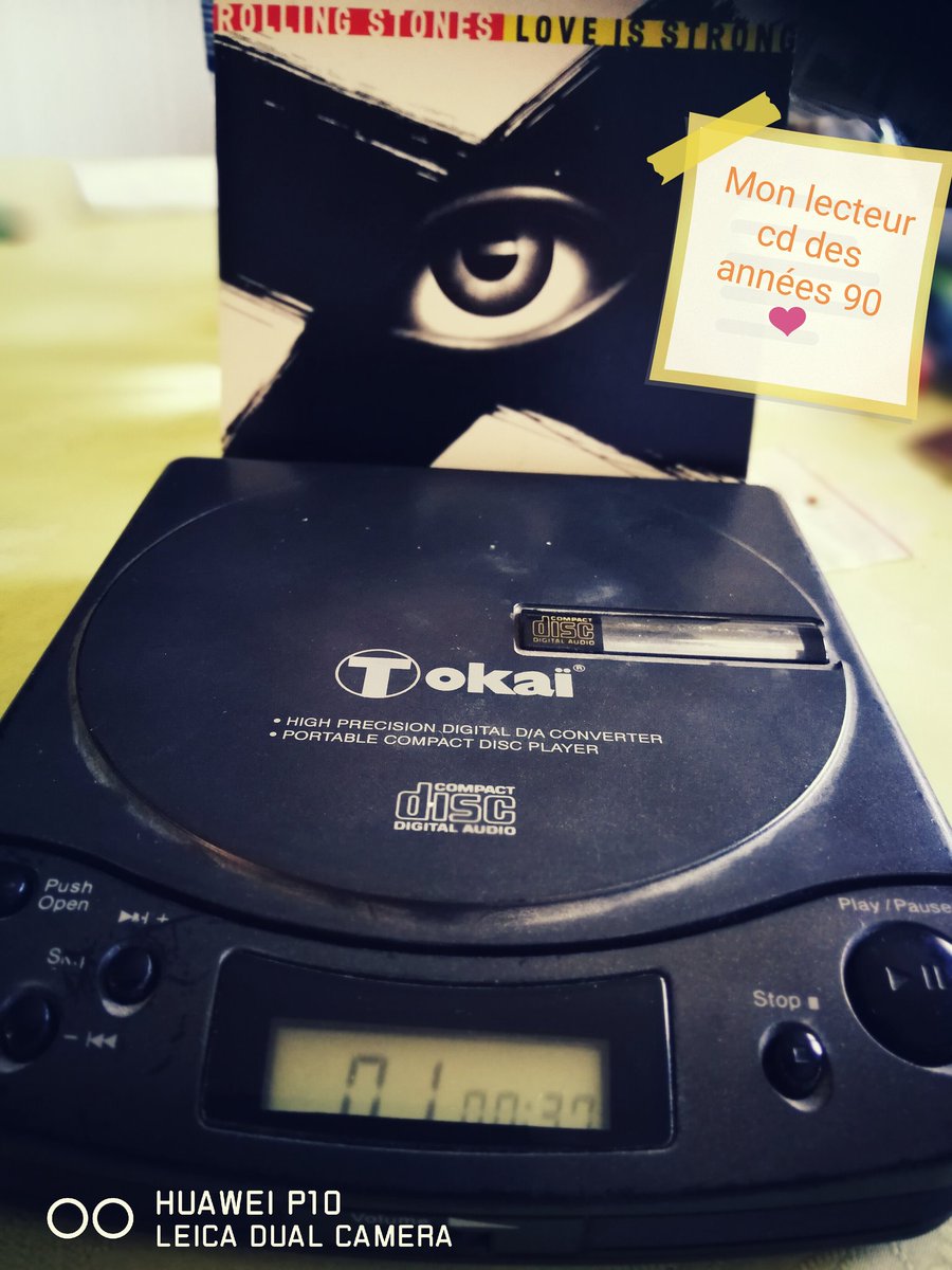 SwaniLaurence's tweet photo. Je viens de retrouver mon lecteur cd.. de mes années lycée 😍😭 #90s #lecteurcd #nostalgique ✌ https://t.co/MKWK8AoMse