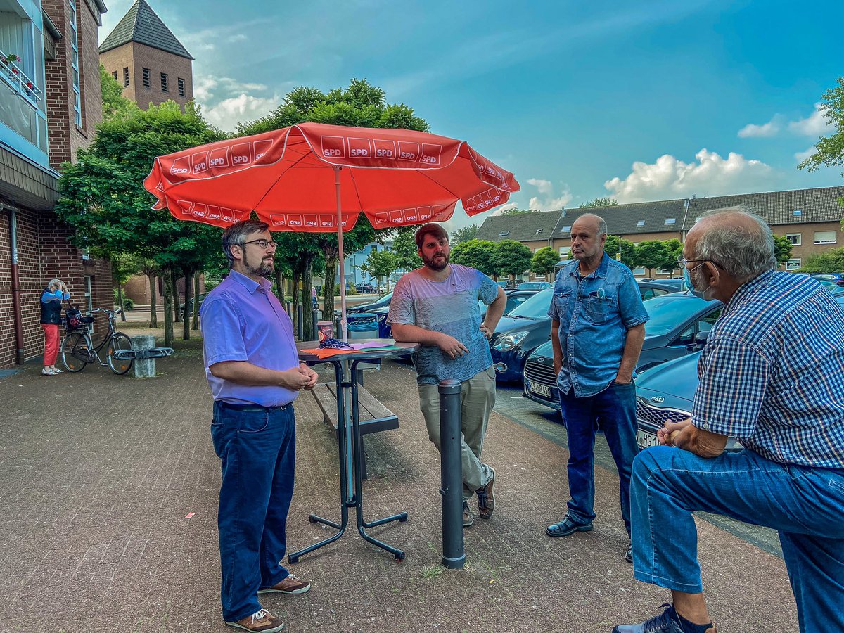 spdhuenxe's tweet photo. Viele Leute und gute Stimmung bei unseren Marktplatzgesprächen heute am Danziger Platz für Bruckhausen und Bucholtwelmen. Besonders freut uns das überragende Feedback, was viele von Euch uns heute Morgen mit auf den Weg gegeben haben. Wir bleiben am Ball. https://t.co/7UBj0KVwiK