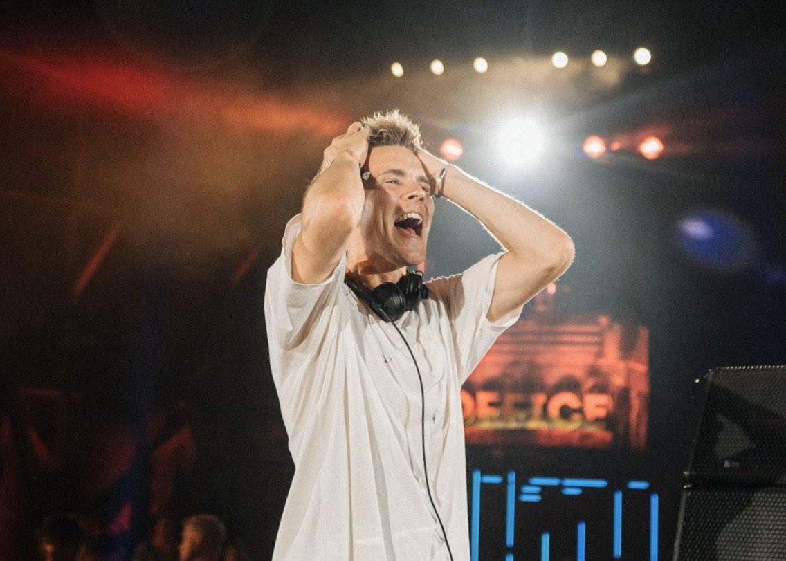 FelixJaehn's tweet photo. thank youuu ❤️ 🙏 das war crazy! hyped für die lanxess arena heute! #parookaville #livefromthecity #dreamscannotbecancelled @PAROOKAVILLE https://t.co/EfVZvapx7u