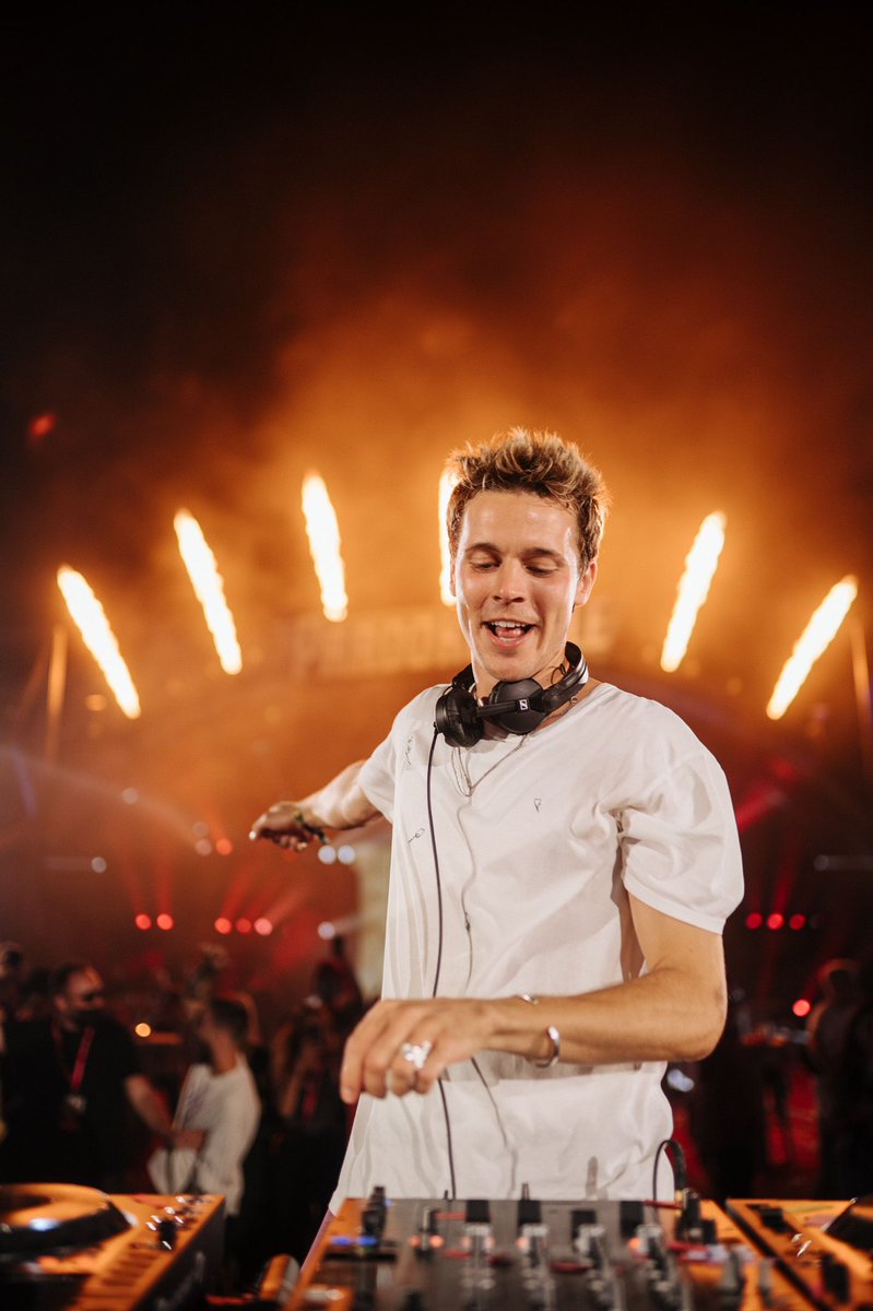 FelixJaehn's tweet photo. thank youuu ❤️ 🙏 das war crazy! hyped für die lanxess arena heute! #parookaville #livefromthecity #dreamscannotbecancelled @PAROOKAVILLE https://t.co/EfVZvapx7u