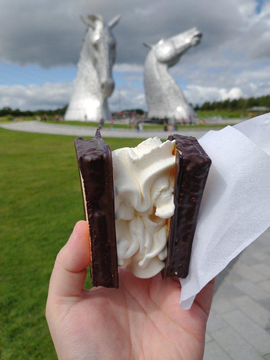 AmicableAnimal's tweet image. Hi #screenshotsaturday! I decided to take this Saturday off for the first time in... A while. So instead, have some shots of my totally normal walk instead.
#notgamedev