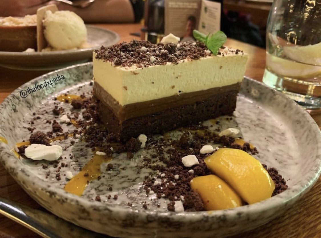 foodxpedia's tweet photo. Chocolate brownie cheesecake with a middle layer of salted caramel topped with chocolate crumble and mango sauce, served with mango sorbet a match made in heaven, So many different textures on one plate, The mango sauce is so vibrant, it compliments chocolate so well! 😄 https://t.co/xcOOlicnzO