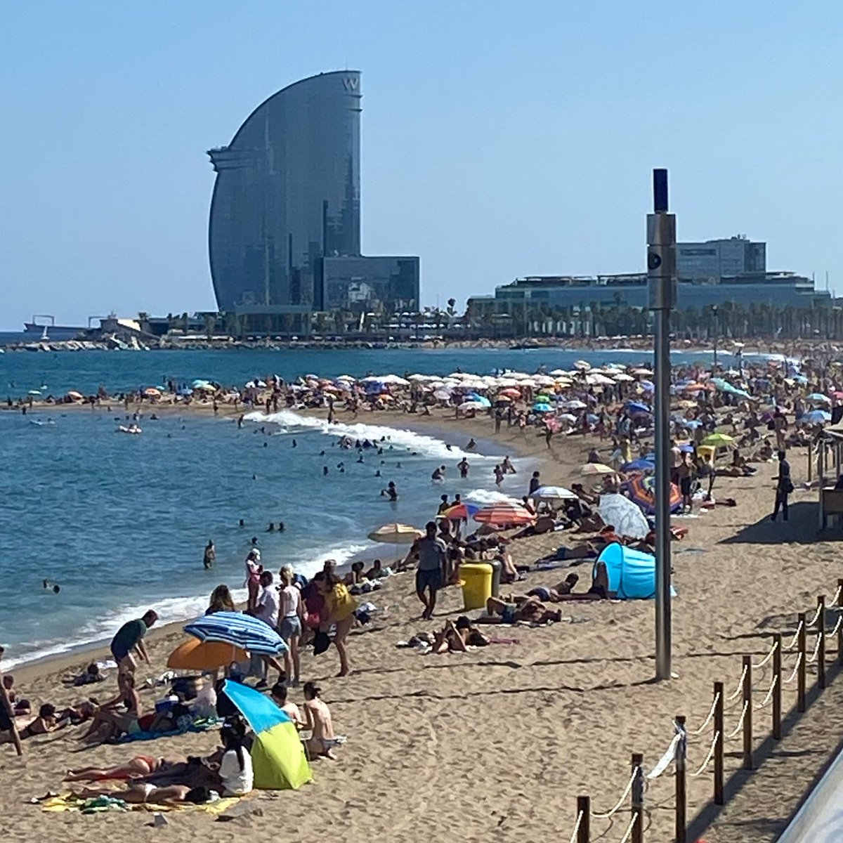 This is what ‘voluntary lockdown’ looks like apparently. #barcelona #barceloneta #lockdown #covid19 #socialdistancing #nofilter