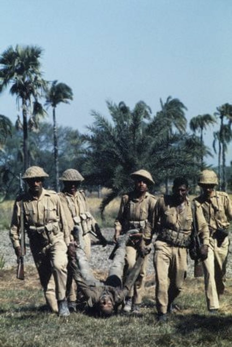 November 1971, Bangladesh -Pakistani soldiers carry the corpse of an Indian soldier.(2/20)