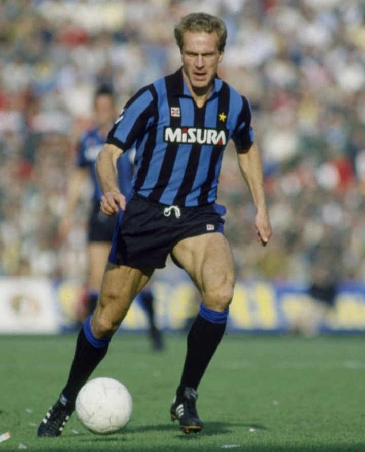 During the 1986-87 season the injuries got worse. He played just 14 league games and left Inter at the end of the season.