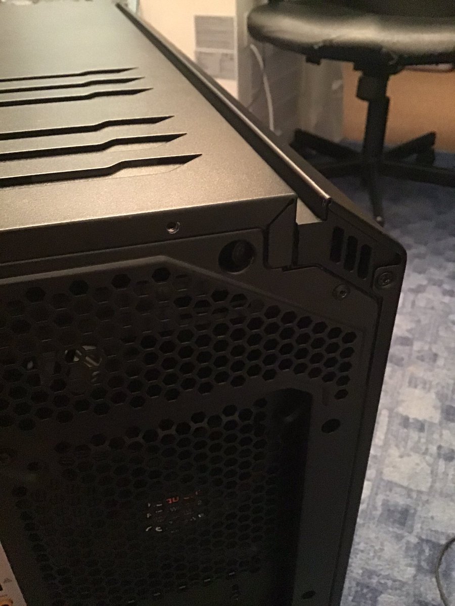 Chrofus's tweet photo. @bequietofficial bonjour j’ai un soucie au niveau du bouton poussoir qui est bloquer vous avez une solution avant que je casse tout😩😩🙏🙏 https://t.co/RUwlB9t592
