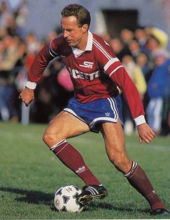 He played for Servette in the Swiss League for 2 years before retiring in 1989.