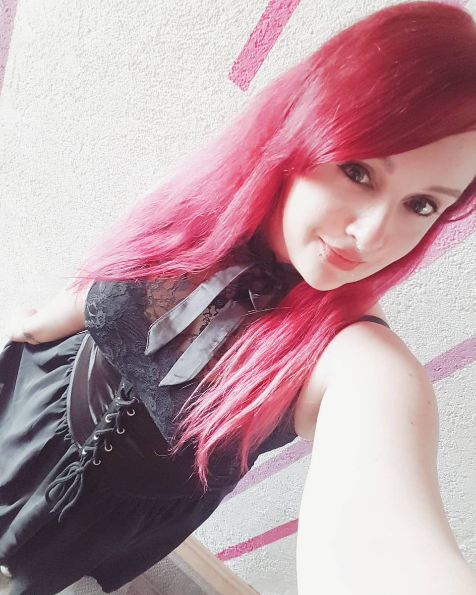 KatMoonIsle's tweet photo. I'm a goth princess on my late birthday party 🖤 https://t.co/aopzpkfs7t