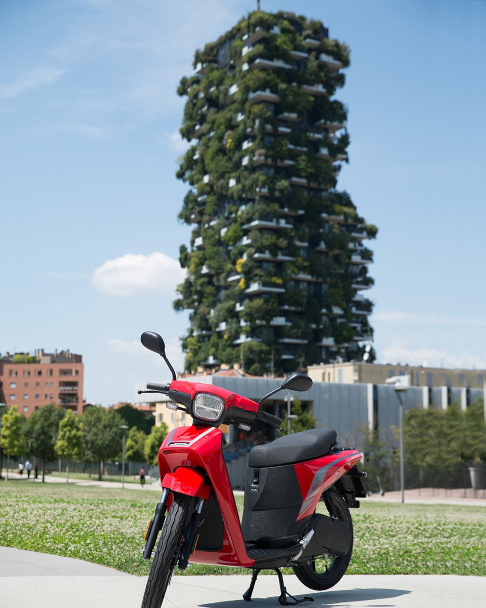 askoll_mobility's tweet photo. Oggi si conclude la prima settimana di #NGStour, un viaggio lungo la nostra Penisola per presentarvi e farvi provare la linea di e-scooter NGS. Da Milano a Roma, passando per Genova, Savona, Bologna, Torino e Firenze, ecco alcuni degli incantevoli luoghi in cui ci ha portato NGS3 https://t.co/EQtsv98YIy