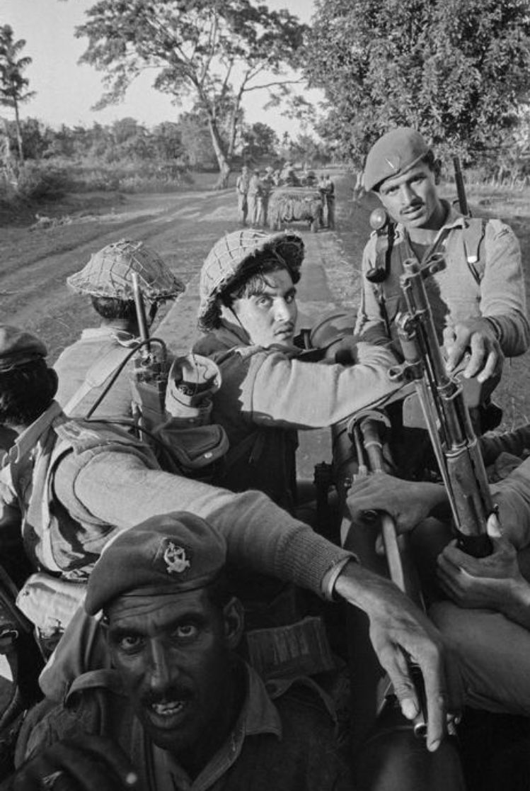 EAST PAKISTAN. Saidpur. December 1971. Pakistani troops in battle against the Indian Army.(15/20)