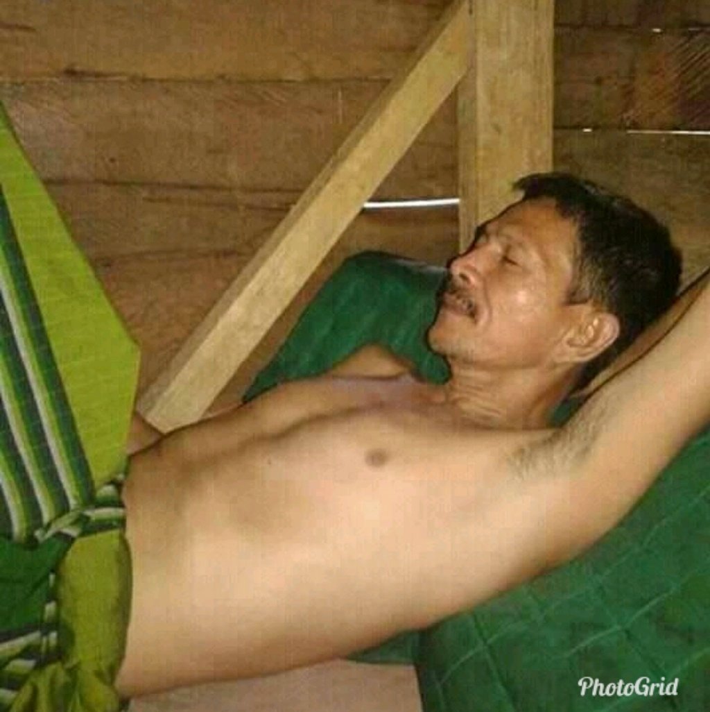 Setiap hari, siang dan malam hanya mampu memandangmu dengan sejuta harapan. 
Meski sadar, semuanya adalah semu ... namun kala ku lihat senyummu, ada bahagia dalah hati ini bersama luka yang perih .... karena merindumu 😥