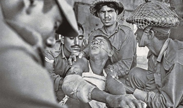 Pakistani soldiers investing in injured Indian soldier(19/20)