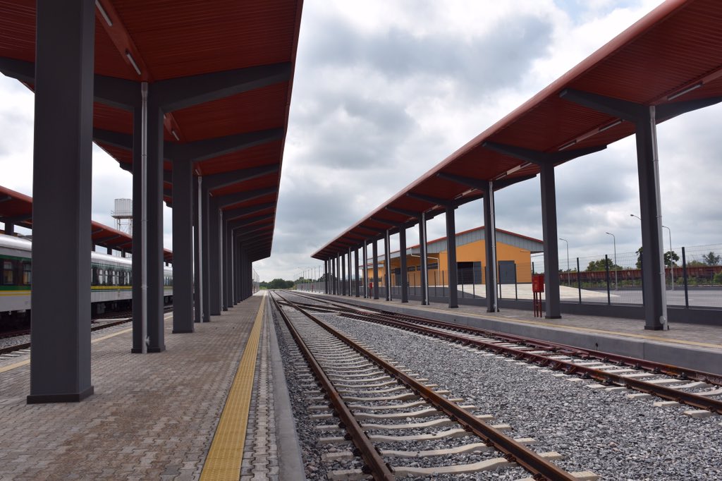 ChibuikeAmaechi's tweet photo. Today, we continued test-run of our new coaches on the completed Itakpe-Warri standard gauge rail line.

We've named the largest station on this route - the Agbor railway facility and station after former President Goodluck Jonathan. https://t.co/RZ8HtnigLi