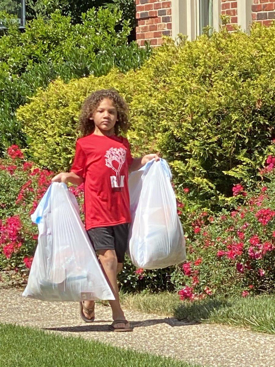 RAKLOUISVILLE's tweet photo. We hit a major milestone by delivering our 10,000th snack bag. Shoutout to all our students who have worked hard to ensure we have enough snacks. Thanks for running neighborhood snack drives, social media drives and raising funds. Students taking care of students. #TogetherKY https://t.co/0ewkarE6ED
