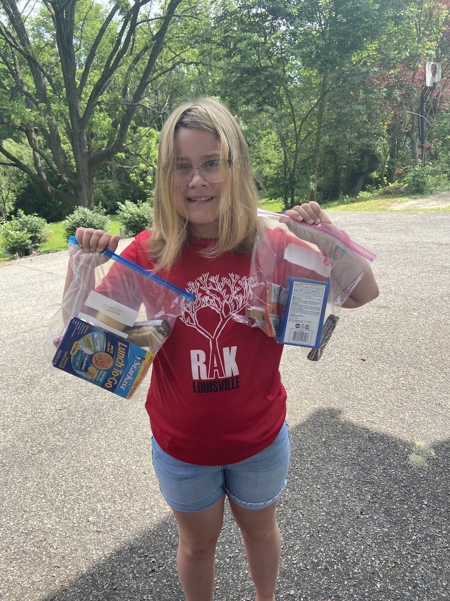 RAKLOUISVILLE's tweet photo. We hit a major milestone by delivering our 10,000th snack bag. Shoutout to all our students who have worked hard to ensure we have enough snacks. Thanks for running neighborhood snack drives, social media drives and raising funds. Students taking care of students. #TogetherKY https://t.co/0ewkarE6ED