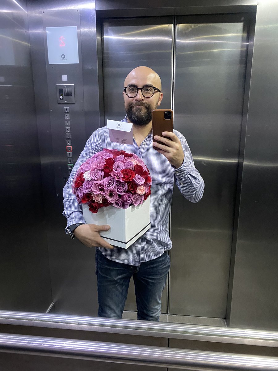 Se le compra flores sin razón y sin motivo! 
Solo por el gusto de verla sonreír