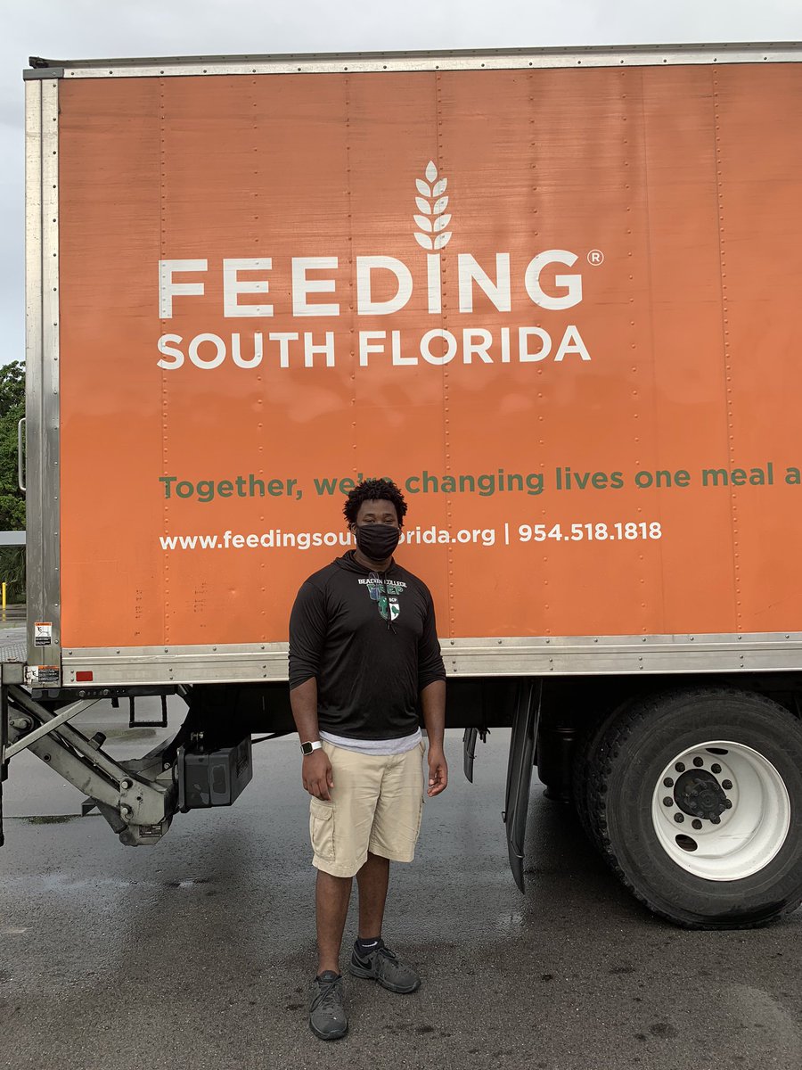 BreakthroughMia's tweet photo. Last hour of our @feedingsouthflorida FOOD DISTRIBUTION - Today till 1pm - Beacon College Prep 2750 NW 135th St., Opa Locka. Breakthrough & Beacon College Prep families receive packages of fresh produce. First come, first served while supplies last. #BreakthroughTheDistance https://t.co/r4F0qgYC6L