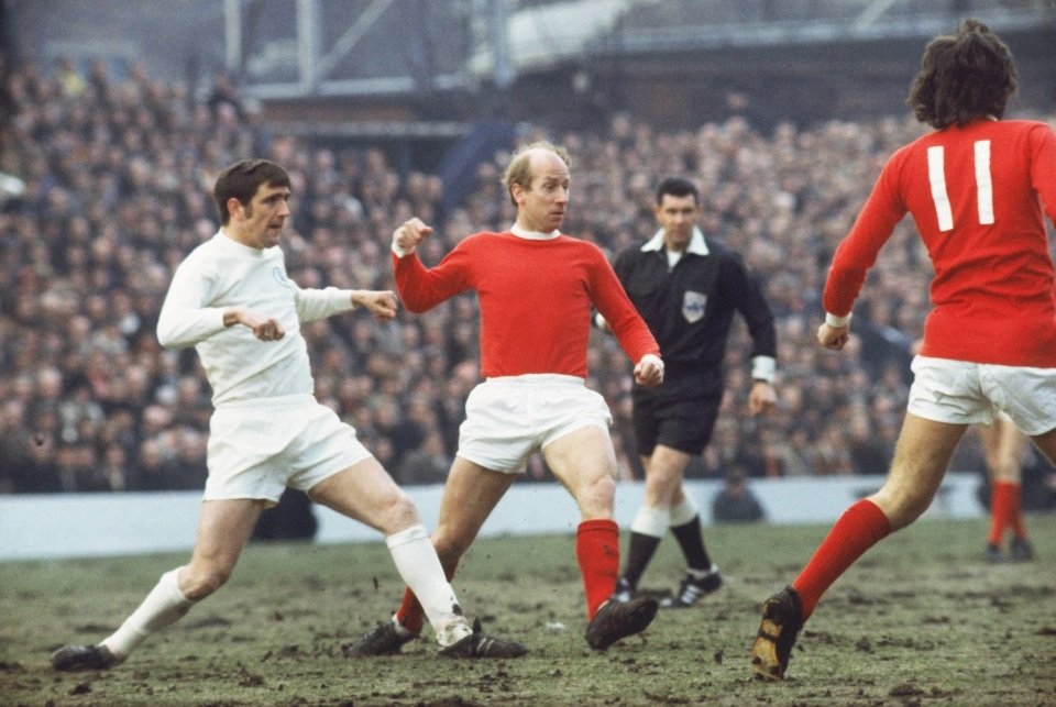 SimplementeIvra's tweet photo. ¡Comenzamos!

Luego de 16 largos años Leeds vuelve a Premier League y volveremos a disfrutdar de rivalidad entre Manchester United y Lees United, que es conocida como la Rivalidad de la Rosas, y no sólo se limita a lo deportivo, más bien traspasa lo fútbolistico. https://t.co/2xBKU4o3Hh