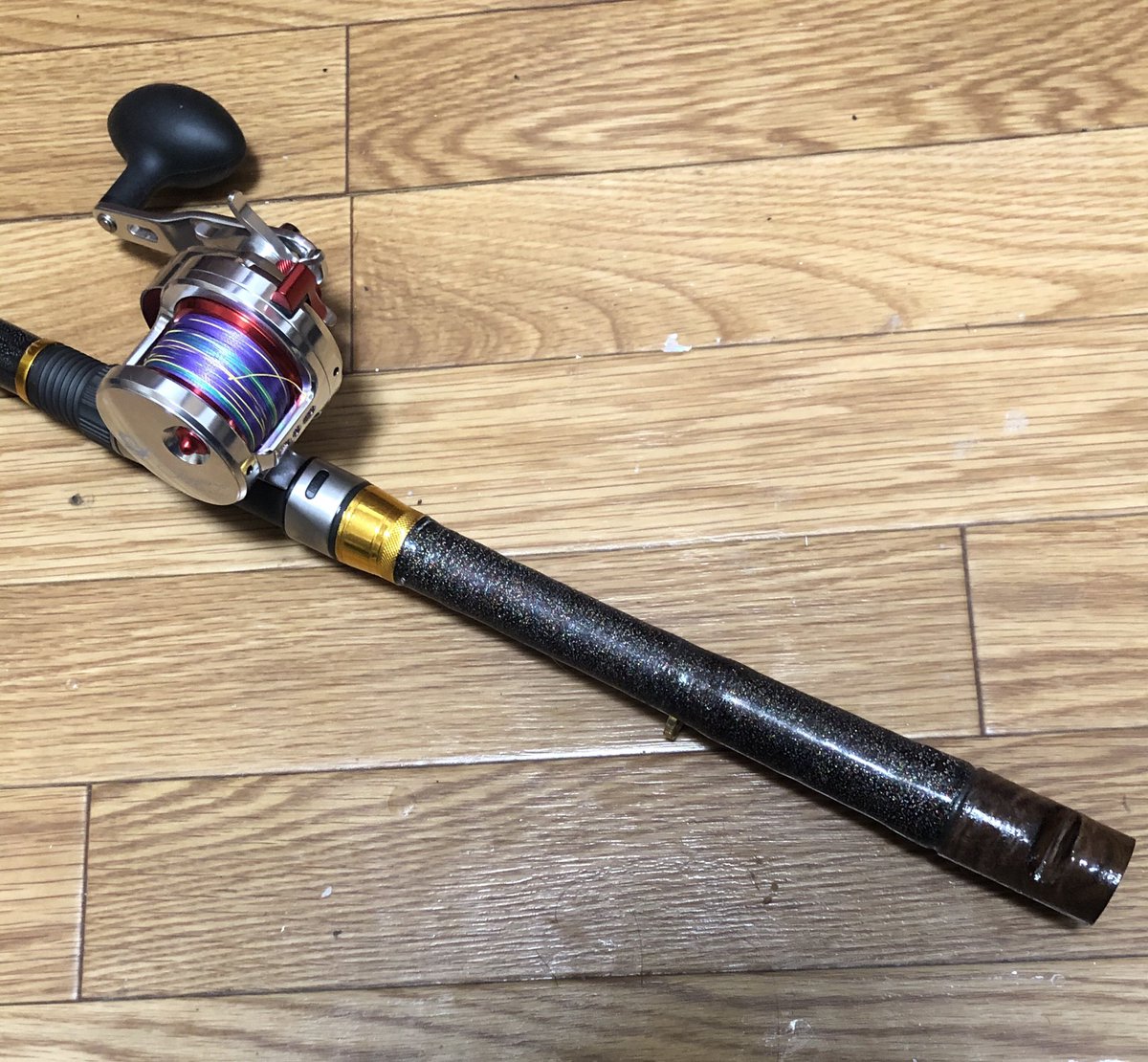 50ch たくぼん ババタレ師 石鯛竿自作しました 元竿は5号竿 手持ちも出来る軽量仕様 グリップにはゴージャスな施しをしました 貴族