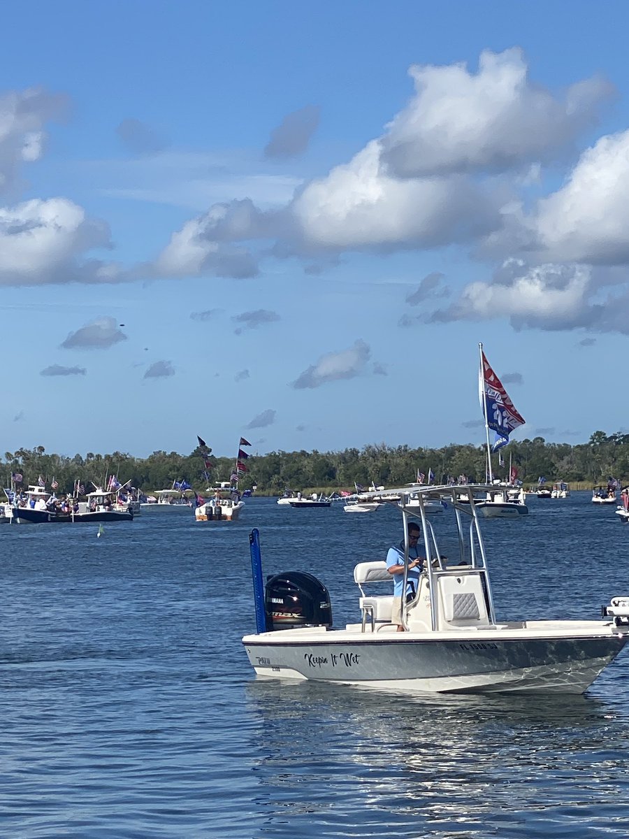 MattsBackHair_'s tweet photo. Trump boat rally getting started #KAG #NoMoreBullShit #FireJared https://t.co/HEsZcKXh8E