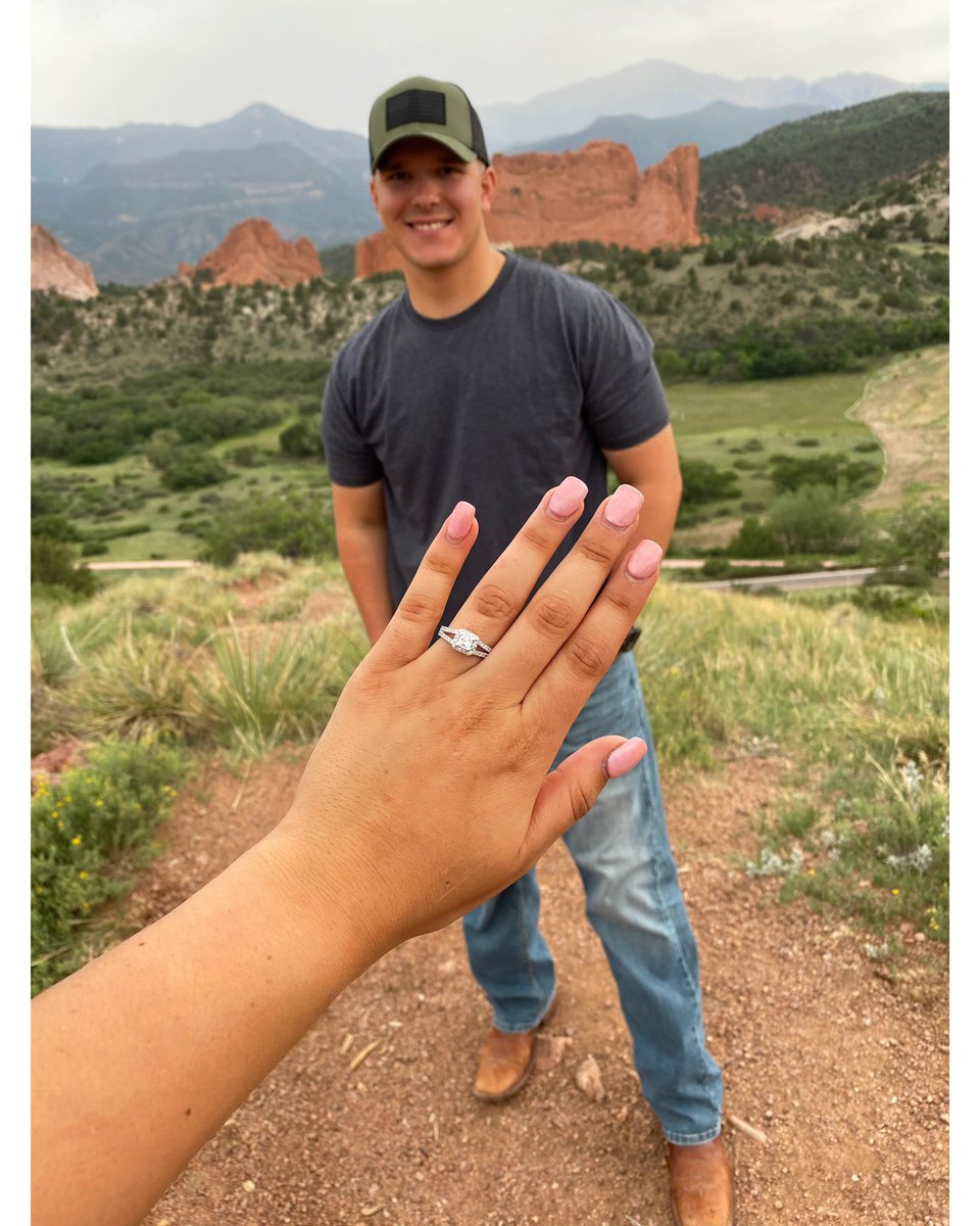 SammieeeGirl__'s tweet photo. Let the wedding planning begin! 😍✨ @D_Barela05 https://t.co/ztv3kgNUvf