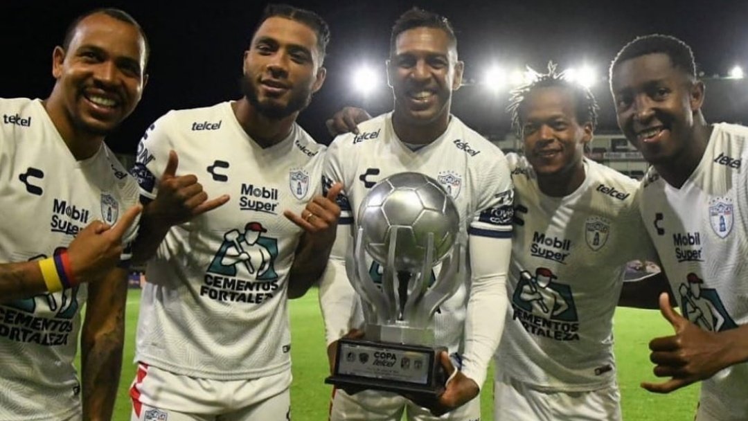duroalhueso's tweet photo. Roberto Nurse ganó su primer trofeo con los Tuzos.

El ariete panameño tiene en sus manos la #CopaTelcel.

Nurse no ha debutado con Pachuca en la pretemporada.

"Primer trofeo con Tuzos y que bien se siente. Toca seguir trabajando al 1000% para ganarnos un lugar", expresó en IG. https://t.co/EeTpqiXWvO