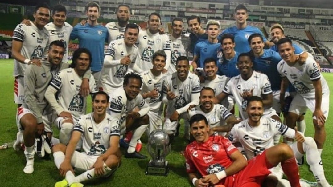 duroalhueso's tweet photo. Roberto Nurse ganó su primer trofeo con los Tuzos.

El ariete panameño tiene en sus manos la #CopaTelcel.

Nurse no ha debutado con Pachuca en la pretemporada.

"Primer trofeo con Tuzos y que bien se siente. Toca seguir trabajando al 1000% para ganarnos un lugar", expresó en IG. https://t.co/EeTpqiXWvO