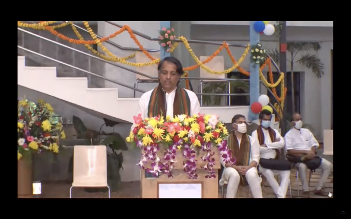 ponguru's tweet photo. From 19th Convocation of #iiith. Prof. Raj Reddy @CarnegieMellon @SCSatCMU gave his advice for the graduating batch. Post convocation, met with all students who worked with me from #Classof2020. #iiithyderabad #EConvocation2020 \c @iiit_hyderabad @devvarma @PJNarayanan https://t.co/l8KZx60PYp