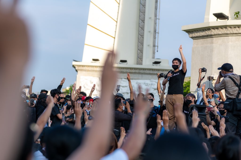 JesTaksino's tweet photo. Fight for your future. I’ll stand beside you.  #เยาวชนปลดแอก https://t.co/2g68vY5avp