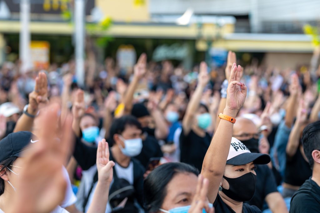 JesTaksino's tweet photo. Fight for your future. I’ll stand beside you.  #เยาวชนปลดแอก https://t.co/2g68vY5avp