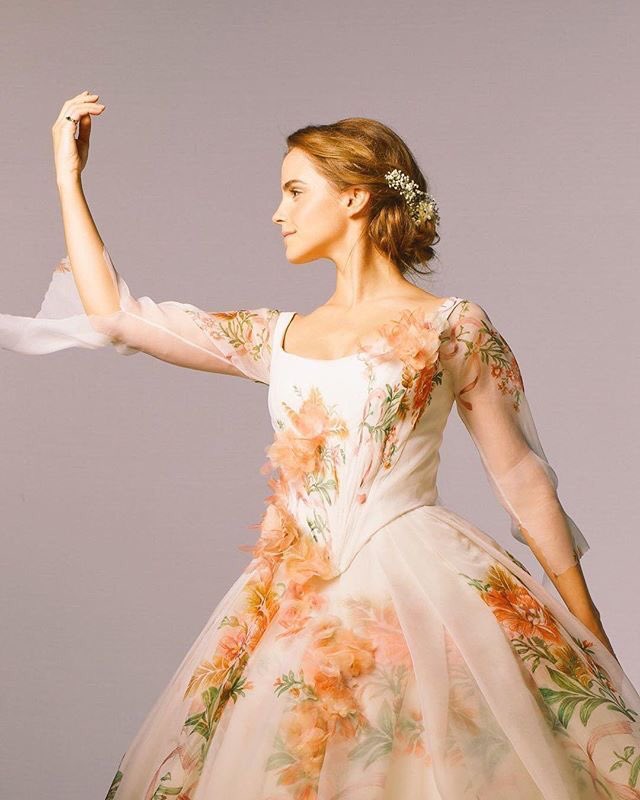 nathvvv's tweet photo. O vestido de noiva da Bela, vivida por Emma Watson é simplesmente perfeito! Que riqueza de detalhes! https://t.co/JB6GbVLKYp
