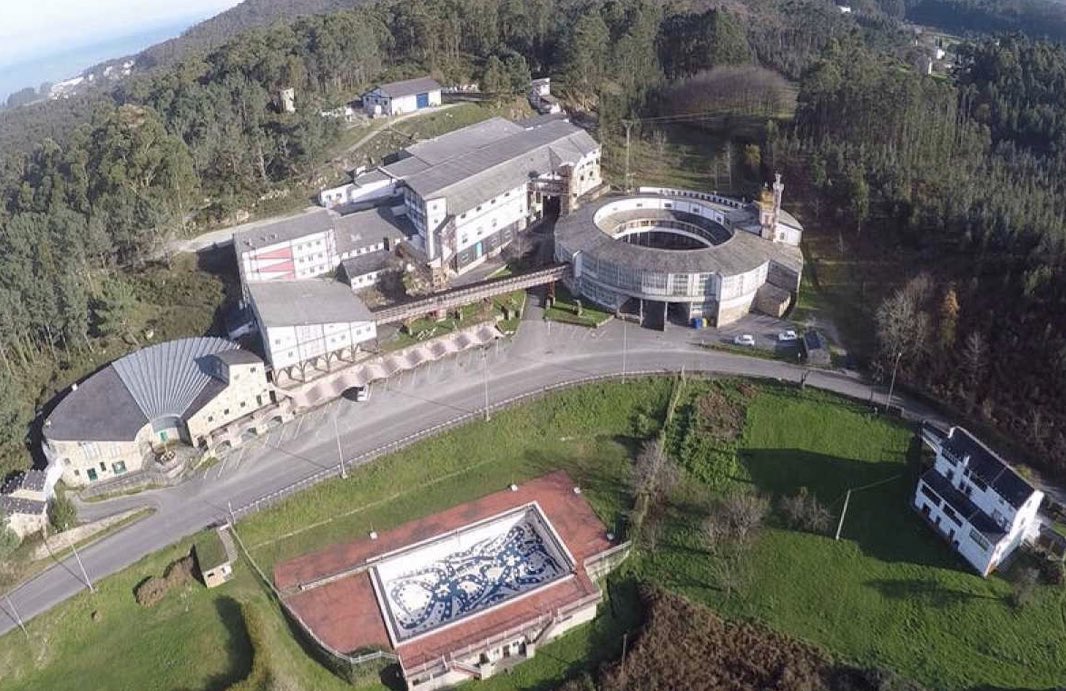ElenaCandiaLu's tweet photo. Hoxe acompañei a @RomanLalin en #Sargadelos,  quen inaugurou as novas salas do museo en Cervo
Un espazo que é reclamo cultural e turístico de Lugo e Galicia.

https://t.co/Bz0sNz5eib https://t.co/B7QBNgQLsA