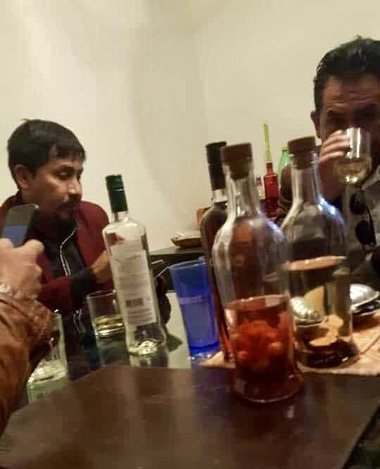 ArequipaAlDia's tweet photo. Viralizan una fotografía del gobernador Elmer Cáceres Llica festejando con sus amigos a pesar de la difícil situación que atraviesa Arequipa por la pandemia https://t.co/Opc3nsK5YF