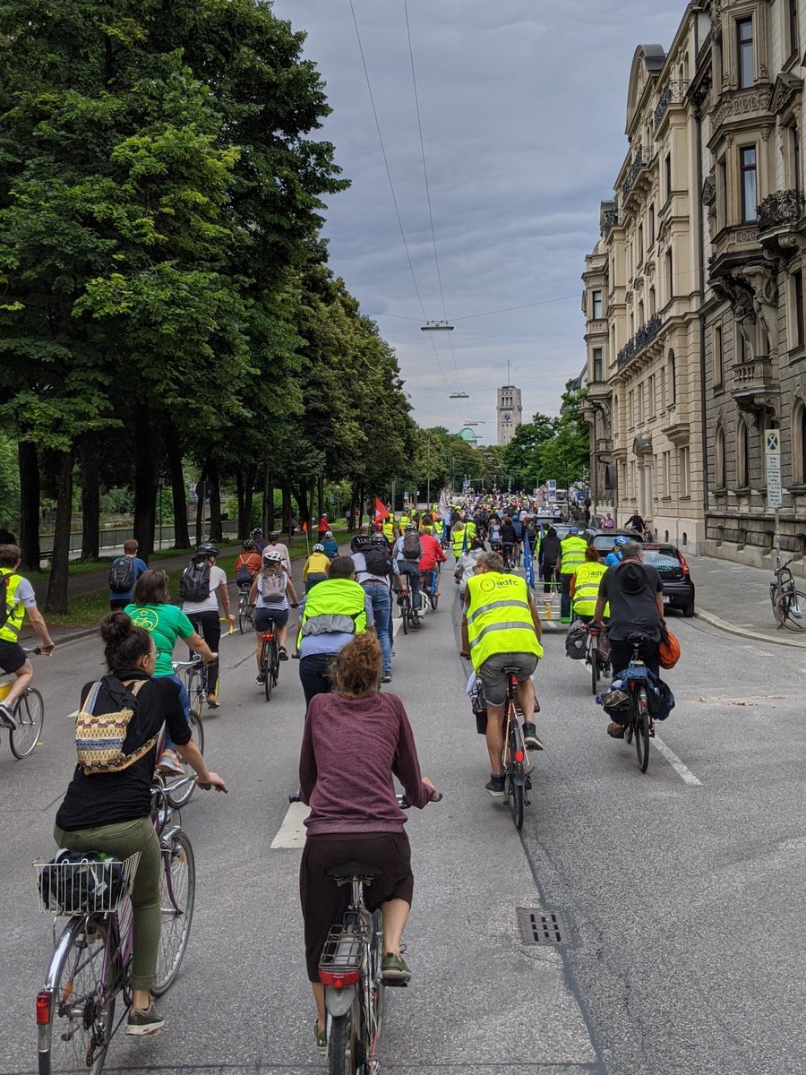ADFC_Muenchen's tweet photo. Die #radldemo war ein voller Erfolg! 🥳 Mit 4000 Teilnehmern gings entspannt durch die Stadt, für eine schnellere Umsetzung des beschlossenen @Radentscheid_M 🚲🚲🚲🚲 https://t.co/kVCMHSnuKg