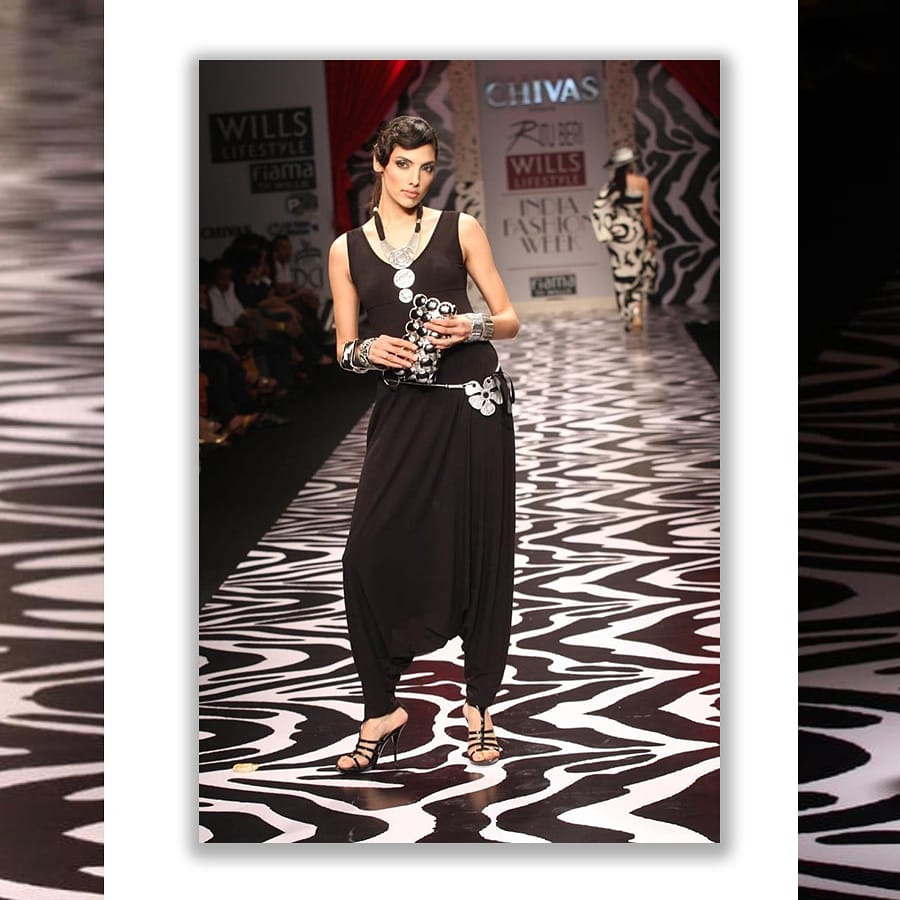 RituBeriDesigns's tweet photo. Ritu Beri's  S/S 2010 collection was for the cultivated dresser who goes beyond predictable looks to create her own style iconography. One that reflects her strong inner persona.
#RituBeri #RB #vicharvastra #rituberidesigns #couture  #willslifestyle #IndiaFashionWeek2009 https://t.co/9tOf2DfNhR