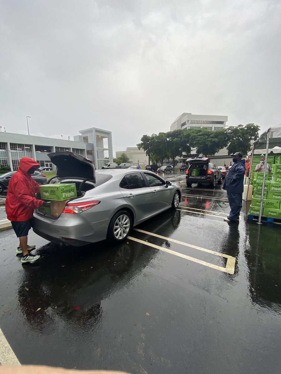 AudreyMEdmonson's tweet photo. That’s a wrap! Between our drive-thrus &amp; deliveries, we handed out 750 boxes of fresh fruits &amp; veggies &amp; 1 gallon of milk to 750 residents in our community. If you missed today’s event, our next one is on Friday, July 24. #MiamiDadeD3 https://t.co/chMiazk3ut