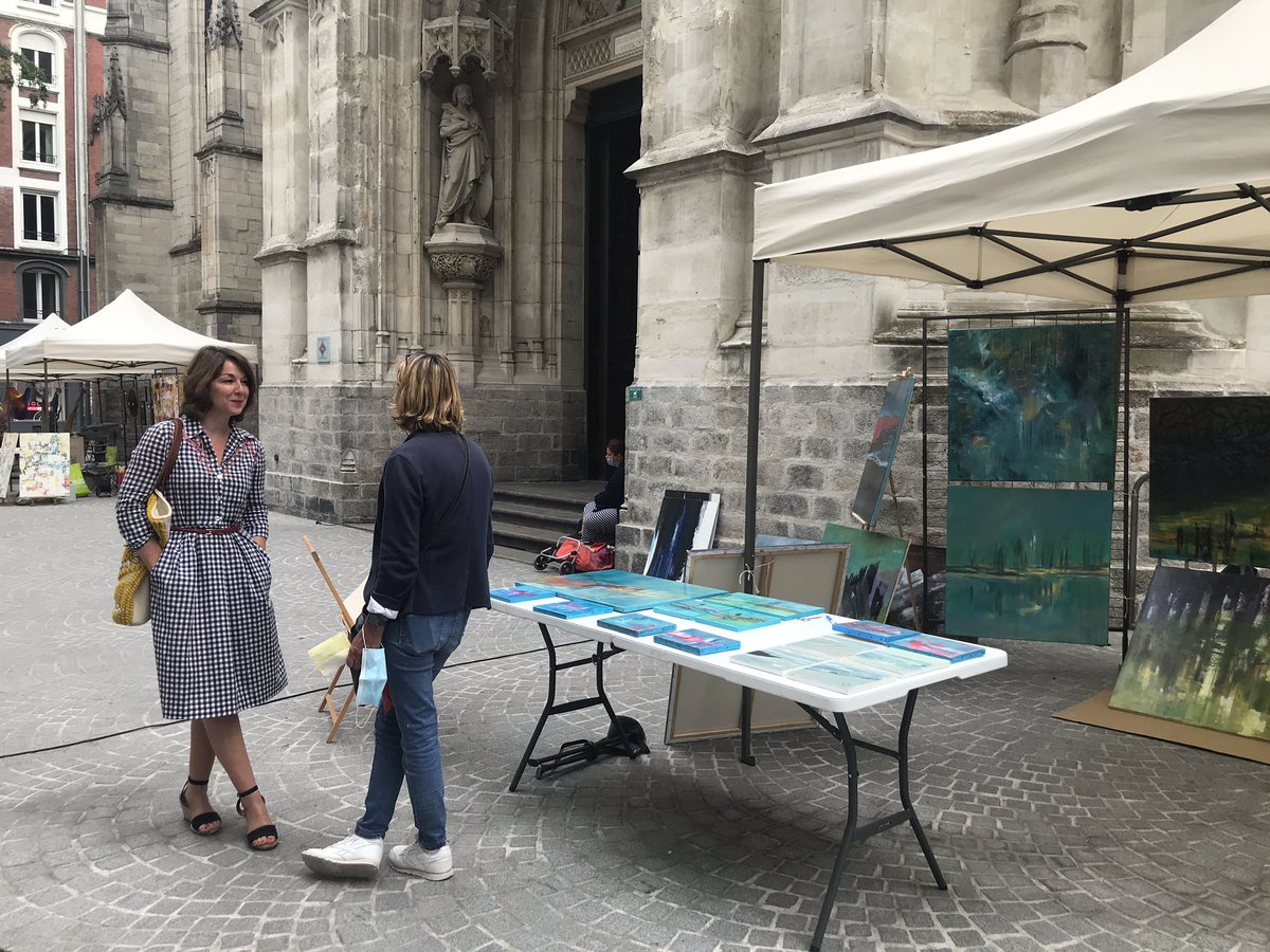 duhamel_vanessa's tweet photo. « Week-end d’artistes » est de retour parvis Saint Maurice à #lille . Une occasion de se souvenir que le mot parvis vient de l’ancien français Pareïs : paradis .
L’art partout . L’art pour tous . Tous les samedis de Juillet sous la présidence de l’artiste plasticien #ktof https://t.co/w9vjw0VSnB