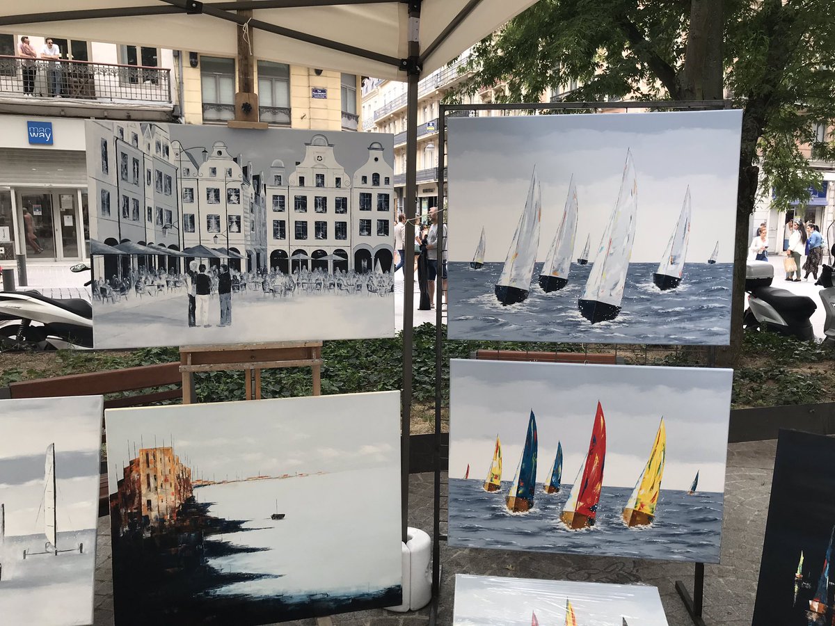 duhamel_vanessa's tweet photo. « Week-end d’artistes » est de retour parvis Saint Maurice à #lille . Une occasion de se souvenir que le mot parvis vient de l’ancien français Pareïs : paradis .
L’art partout . L’art pour tous . Tous les samedis de Juillet sous la présidence de l’artiste plasticien #ktof https://t.co/w9vjw0VSnB